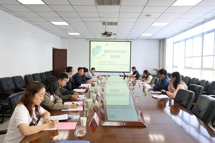 会议室里的人们描述已自动生成