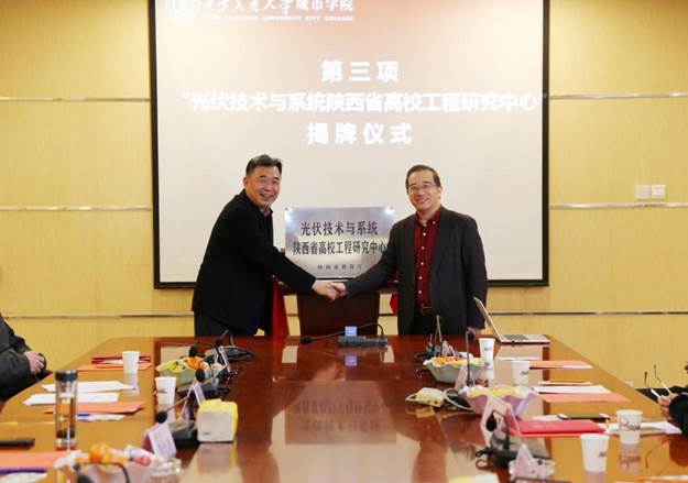 图片包含 室内, 桌子, 男人, 游戏机描述已自动生成