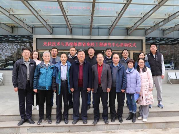 一群人站在一起合影描述已自动生成