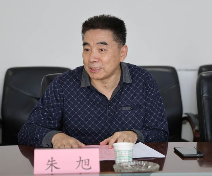 桌子前坐着的人描述已自动生成