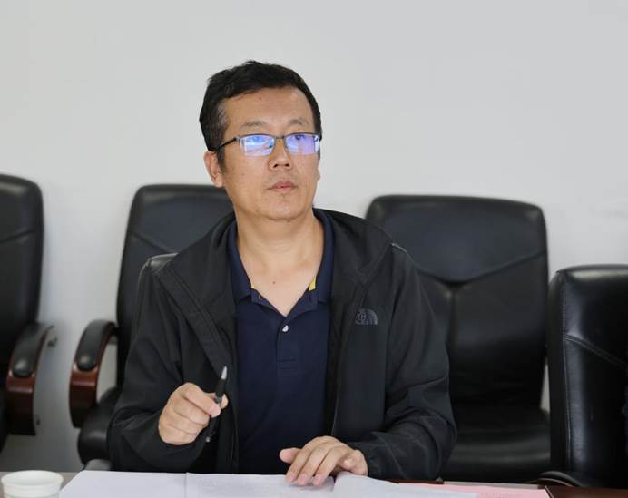 男人戴着眼镜描述已自动生成