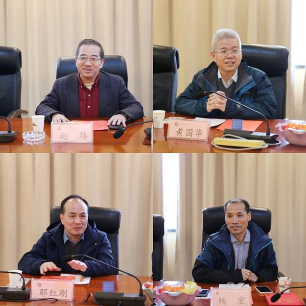 一群人坐在桌子前描述已自动生成