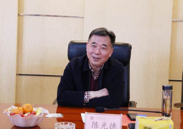 男人坐在桌子前描述已自动生成