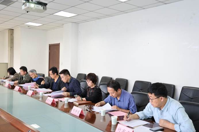 一群人坐在桌子前描述已自动生成