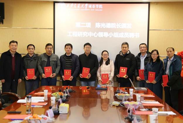 一群人站在桌子前摆拍描述已自动生成