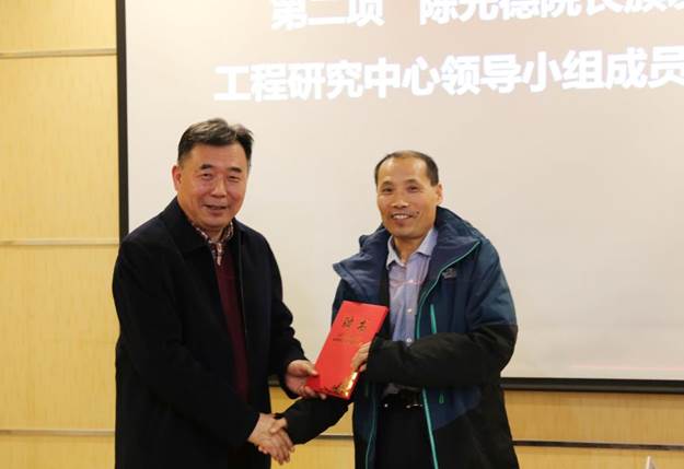 穿西装的男人站在一起描述已自动生成